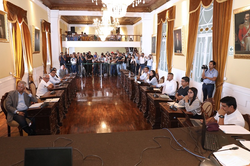 Concejo Municipal no aprobó la vacancia del alcalde Arturo Fernández, al no alcanzar mayoría calificada.