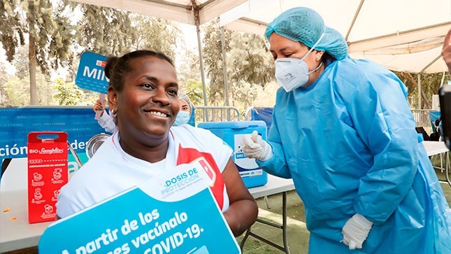 Minsa anuncia que ya son más de 2 600 000 personas que han recibido la vacuna bivalente contra la covid-19