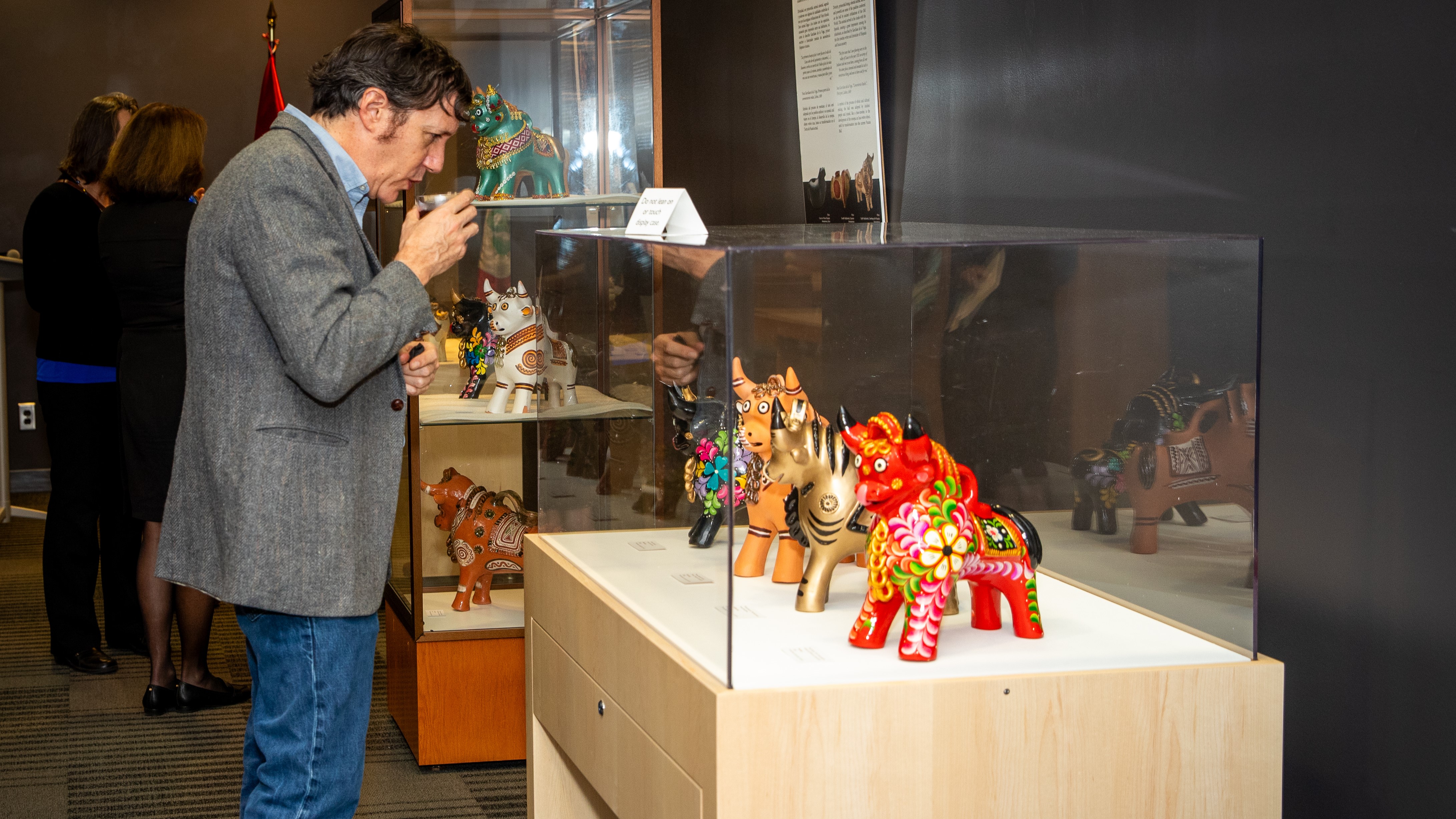 Exposición “Toro itinerante de Pucará: embajador del Altiplano peruano” se exhibe en la Biblioteca Central de la Universidad Estatal de Georgia.