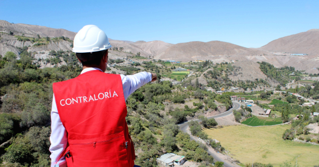 La Contraloría General encontró presunta responsabilidad penal y administrativa en dos funcionarios de la Empresa Generadora de Energía (EGESUR). Estos hallazgos están relacionados con irregularidades en la transferencia definitiva de terrenos en el distrito de Torata para instalar las centrales hidroeléctricas Moquegua 1 y 3. Estas acciones indebidas beneficiaron a once proveedores y causaron un perjuicio de S/ 82 017 al Estado.