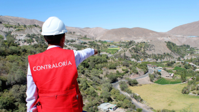 La Contraloría General encontró presunta responsabilidad penal y administrativa en dos funcionarios de la Empresa Generadora de Energía (EGESUR). Estos hallazgos están relacionados con irregularidades en la transferencia definitiva de terrenos en el distrito de Torata para instalar las centrales hidroeléctricas Moquegua 1 y 3. Estas acciones indebidas beneficiaron a once proveedores y causaron un perjuicio de S/ 82 017 al Estado.