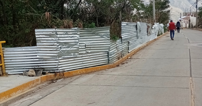La Contraloría General alertó a la Municipalidad Distrital de Tamburco que diversos sectores de la obra de pistas y veredas de Tamburco, ubicados en la Av. Virgen del Rosario, Pasaje 1, se encuentran incompletos y/o invadidos por predios particulares (terrenos, viviendas y cercos, etc.), contraviniendo las normas y la seguridad de la población al reducirse las vías y afectarse el objetivo del proyecto.