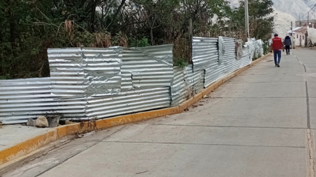 La Contraloría General alertó a la Municipalidad Distrital de Tamburco que diversos sectores de la obra de pistas y veredas de Tamburco, ubicados en la Av. Virgen del Rosario, Pasaje 1, se encuentran incompletos y/o invadidos por predios particulares (terrenos, viviendas y cercos, etc.), contraviniendo las normas y la seguridad de la población al reducirse las vías y afectarse el objetivo del proyecto.
