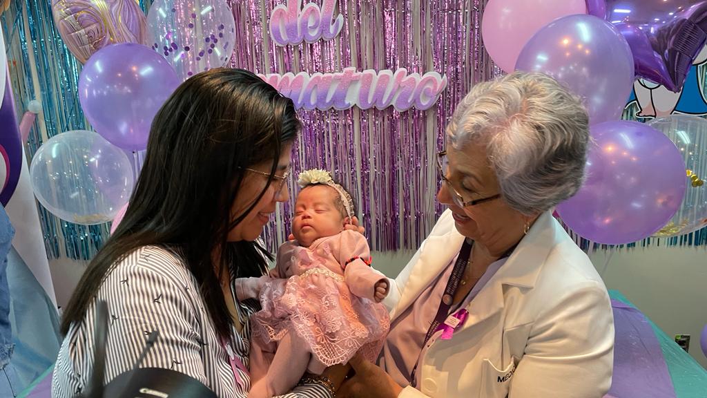 Bebé prematura en brazos de su madre