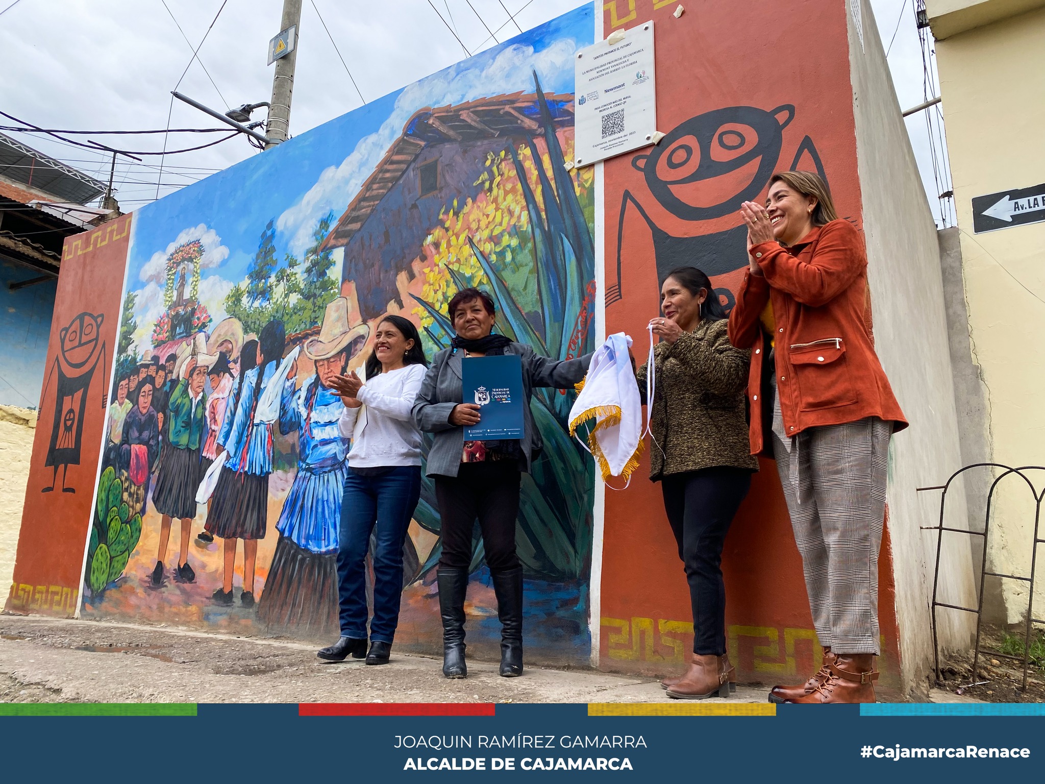 La Municipalidad Provincial de Cajamarca, inauguró 6 murales turísticos y culturales más que fueron elaborados por artistas cajamarquinos y representan a la riqueza cultural de nuestra ciudad.
🤝Son más de 40 murales que tienen como objetivo reforzar la identidad cajamarquina e impulsar el arte local con identidad histórica y patrimonial; y se ha realizado en coordinación con Newmont Yanacocha.
Estos murales los encuentras en:
1.- Chontapaccha: Psj Los Cactus N°110 - urbanización El Jardín.
2.-Delta: Carretera a Cumbe Mayo Km. 2 1/2 flor del cumbe cdr 2
3.- Calispuquio: Jr. Calispuquio N° 394
4.- La Florida: Av. La Paz cdr. 1
5.- Nuevo Cajamarca: Jr. Colonial S/N
6.- Cashapampa: Costado de la Iglesia