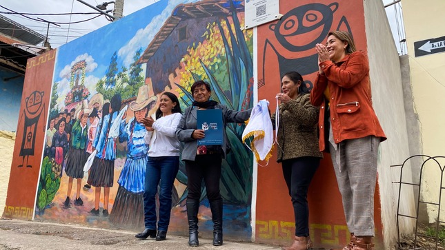 La Municipalidad Provincial de Cajamarca, inauguró 6 murales  turísticos y culturales más que fueron elaborados por artistas cajamarquinos y representan a la riqueza cultural de nuestra ciudad. 
🤝Son más de 40 murales que tienen como objetivo reforzar la identidad cajamarquina e impulsar el arte local con identidad histórica y patrimonial; y se ha realizado en coordinación con Newmont Yanacocha.
Estos murales los encuentras en:
1.- Chontapaccha: Psj Los Cactus N°110 - urbanización El Jardín. 
2.-Delta: Carretera a Cumbe Mayo Km. 2 1/2 flor del cumbe cdr 2
3.- Calispuquio: Jr. Calispuquio N° 394 
4.-  La Florida: Av. La Paz cdr. 1 
5.- Nuevo Cajamarca: Jr. Colonial S/N   
6.- Cashapampa: Costado de la Iglesia
