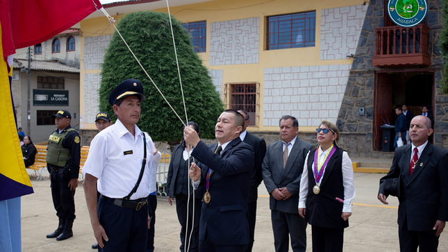 Ceremonia de izamiento por aniversario de I.E. Señor cautivo