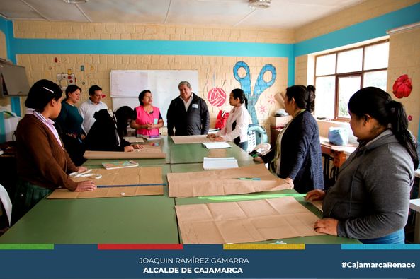 La Municipalidad Provincial de Cajamarca, a travรฉs de la coordinaciรณn con Renace Mujer y Familia, continรบa realizando talleres gratuitos para el empoderamiento de mujeres.
โ
En esta oportunidad, el gerente de Desarrollo Social y Humano, visitรณ las instalaciones donde decenas de mujeres vienen capacitรกndose en talleres gratuitos como costura, reposterรญa, gastronomรญa, peluquerรญa y mรกs.
๐Este proyecto aspira a transformar vidas a travรฉs del emprendimiento. La Municipalidad Provincial de Cajamarca invita a la comunidad a participar de estos talleres gratuitos que pueden ayudar a demostrar sus habilidades y poner generar una estabilidad econรณmica.