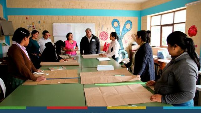 La Municipalidad Provincial de Cajamarca,  a través de la coordinación con Renace Mujer y Familia, continúa realizando talleres gratuitos para el empoderamiento de mujeres. 
✅En esta oportunidad, el gerente de Desarrollo Social y Humano, visitó las instalaciones donde decenas de mujeres vienen capacitándose en talleres gratuitos como costura, repostería, gastronomía, peluquería y más. 
👉Este  proyecto aspira a transformar vidas a través del emprendimiento. La Municipalidad Provincial de Cajamarca invita a la comunidad a participar de estos talleres gratuitos que pueden ayudar a demostrar sus habilidades y poner generar una estabilidad económica. 