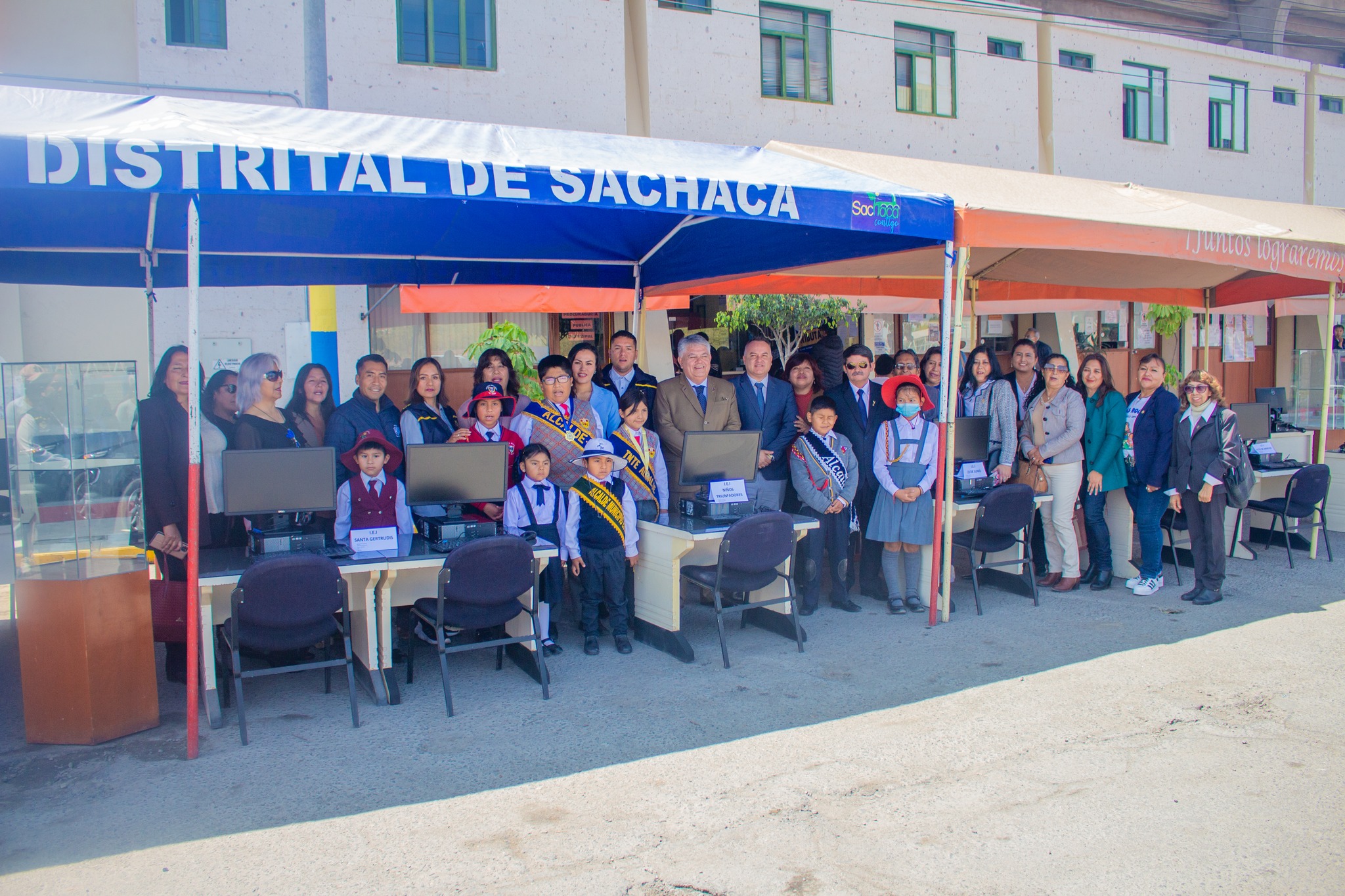 Autoridades participaron de la entrega de mobiliario en favor de los estudiantes del distrito.