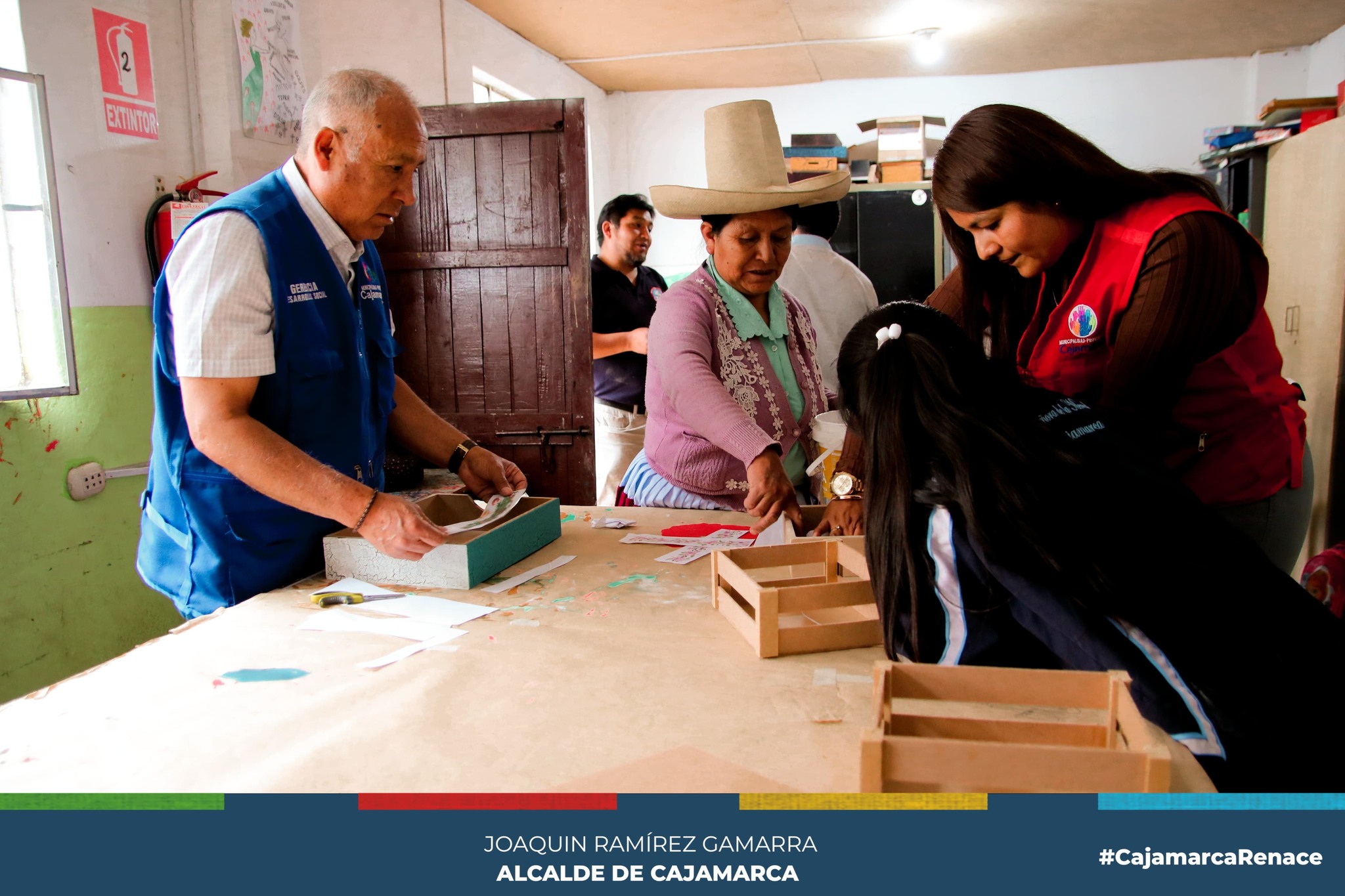 La subgerencia de Programas Sociales y Empadronamiento, en colaboración con la DEMUNNA de Cajamarca y la asociación "Chibolito", se complace en anunciar el inicio de la semana de conmemoración en el marco de la celebración de la convención por los Derechos del Niño, Niña y Adolescente.
✅Este taller no solo busca fomentar la creatividad y habilidades manuales entre los niños, niñas y adolescentes, sino también sensibilizar sobre la importancia de sus derechos, según lo establecido en la Convención Internacional sobre los Derechos del Niño. La participación activa de la asociación Chibolito en este evento refleja su compromiso continuo con el desarrollo positivo de la juventud y la promoción de un entorno en el que cada niño, niña y adolescente pueda alcanzar su máximo potencial.