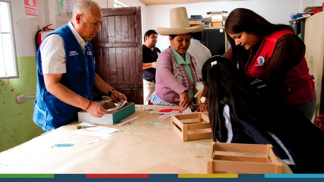La subgerencia de Programas Sociales y Empadronamiento, en colaboración con la DEMUNNA de Cajamarca y la asociación "Chibolito", se complace en anunciar el inicio de la semana de conmemoración en el marco de la celebración de la convención por los Derechos del Niño, Niña y Adolescente.
✅Este taller no solo busca fomentar la creatividad y habilidades manuales entre los niños, niñas y adolescentes, sino también sensibilizar sobre la importancia de sus derechos, según lo establecido en la Convención Internacional sobre los Derechos del Niño. La participación activa de la asociación Chibolito en este evento refleja su compromiso continuo con el desarrollo positivo de la juventud y la promoción de un entorno en el que cada niño, niña y adolescente pueda alcanzar su máximo potencial.