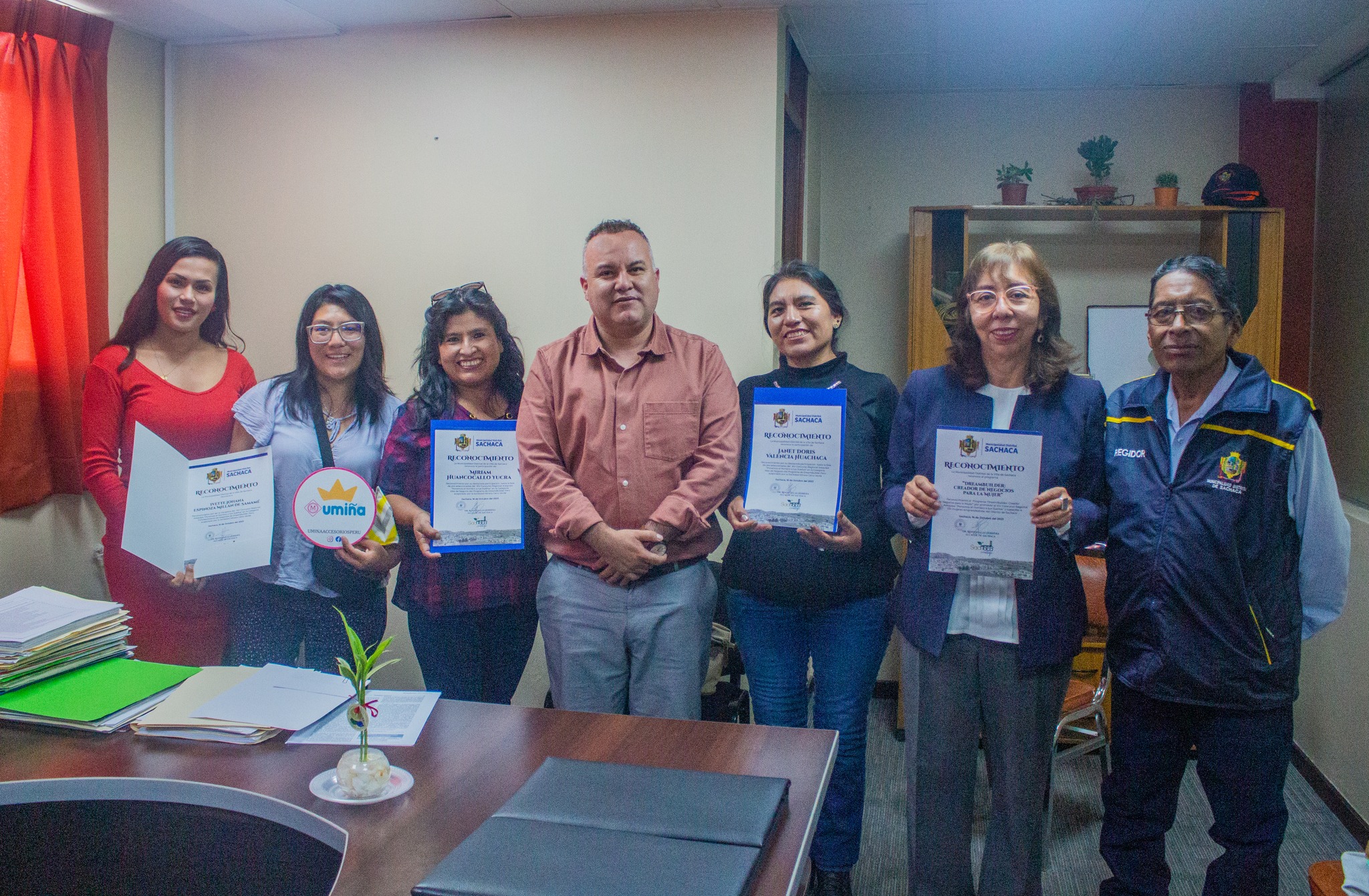 Alcalde Distrital de Sachaca, Dr. Renzo Salas Herrera entregó los reconocimientos a los emprendedores.