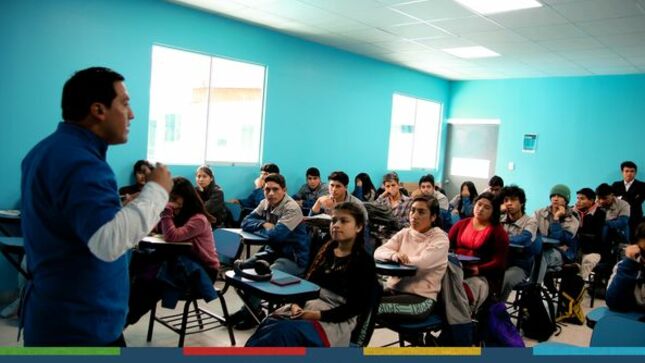 La subgerencia de Salud de la Municipalidad Provincial de Cajamarca (MPC), continúa llevando a cabo de manera exitosa los seminarios sobre Prevención del Suicidio y consumo de sustancias prohibidas. 
✅En esta ocasión, el evento se llevó a cabo en las instalaciones del Instituto Computron, donde se brindó una charla informativa y educativa sobre estos temas de vital importancia. La participación activa de la comunidad educativa del Instituto Computron refleja el interés creciente en abordar asuntos relacionados con la salud mental y el bienestar general.
👉La Municipalidad Provincial de Cajamarca agradece la participación activa de la comunidad educativa del Instituto Computron y reafirma su compromiso continuo de trabajar en pro de la salud mental y el bienestar de todos los ciudadanos de Cajamarca.