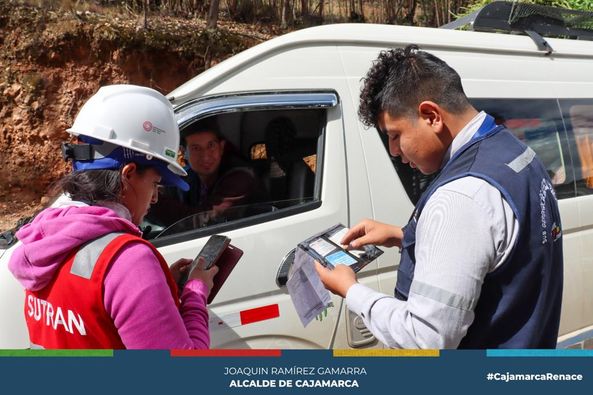 En una acci贸n coordinada entre las entidades que conforman el COPROSEC, la Gerencia de Transporte y Seguridad Vial de la Municipalidad Provincial de Cajamarca, SUTRAN y el Ministerio P煤blico, se llev贸 a cabo un megaoperativo en conjunto en la zona del Gavil谩n, carretera Cajamarca-Ciudad de Dios, con el objetivo de combatir la trata de personas y la informalidad en el transporte terrestre.
馃搶Durante el operativo, se logr贸 la intervenci贸n de conductores de transporte de pasajeros que prestaban servicio de manera ilegal, siendo trasladados al dep贸sito municipal. Adem谩s, se busca identificaron extranjeros y veh铆culos con requisitoria, fortaleciendo as铆 las acciones para prevenir y combatir actividades il铆citas en la provincia. Este trabajo conjunto demuestra el compromiso de las instituciones involucradas en garantizar la seguridad y legalidad en el transporte, as铆 como en la protecci贸n de los derechos de las personas.