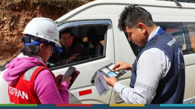 En una acción coordinada entre las entidades que conforman el COPROSEC, la Gerencia de Transporte y Seguridad Vial de la Municipalidad Provincial de Cajamarca, SUTRAN y el Ministerio Público, se llevó a cabo un megaoperativo en conjunto en la zona del Gavilán, carretera Cajamarca-Ciudad de Dios, con el objetivo de combatir la trata de personas y la informalidad en el transporte terrestre.
📌Durante el operativo, se logró la intervención de conductores de transporte de pasajeros que prestaban servicio de manera ilegal, siendo trasladados al depósito municipal. Además, se busca identificaron extranjeros y vehículos con requisitoria, fortaleciendo así las acciones para prevenir y combatir actividades ilícitas en la provincia. Este trabajo conjunto demuestra el compromiso de las instituciones involucradas en garantizar la seguridad y legalidad en el transporte, así como en la protección de los derechos de las personas.