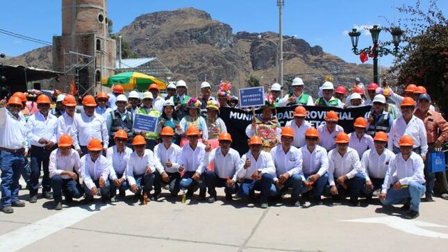 El Titular Provincial, John Larry Coayla, una delegación municipal participó en las actividades protocolares por el 26 aniversario de creación política del centro poblado Pueblo Nuevo de San Cristóbal del distrito de San Cristóbal-Calacoa, realizada ayer.