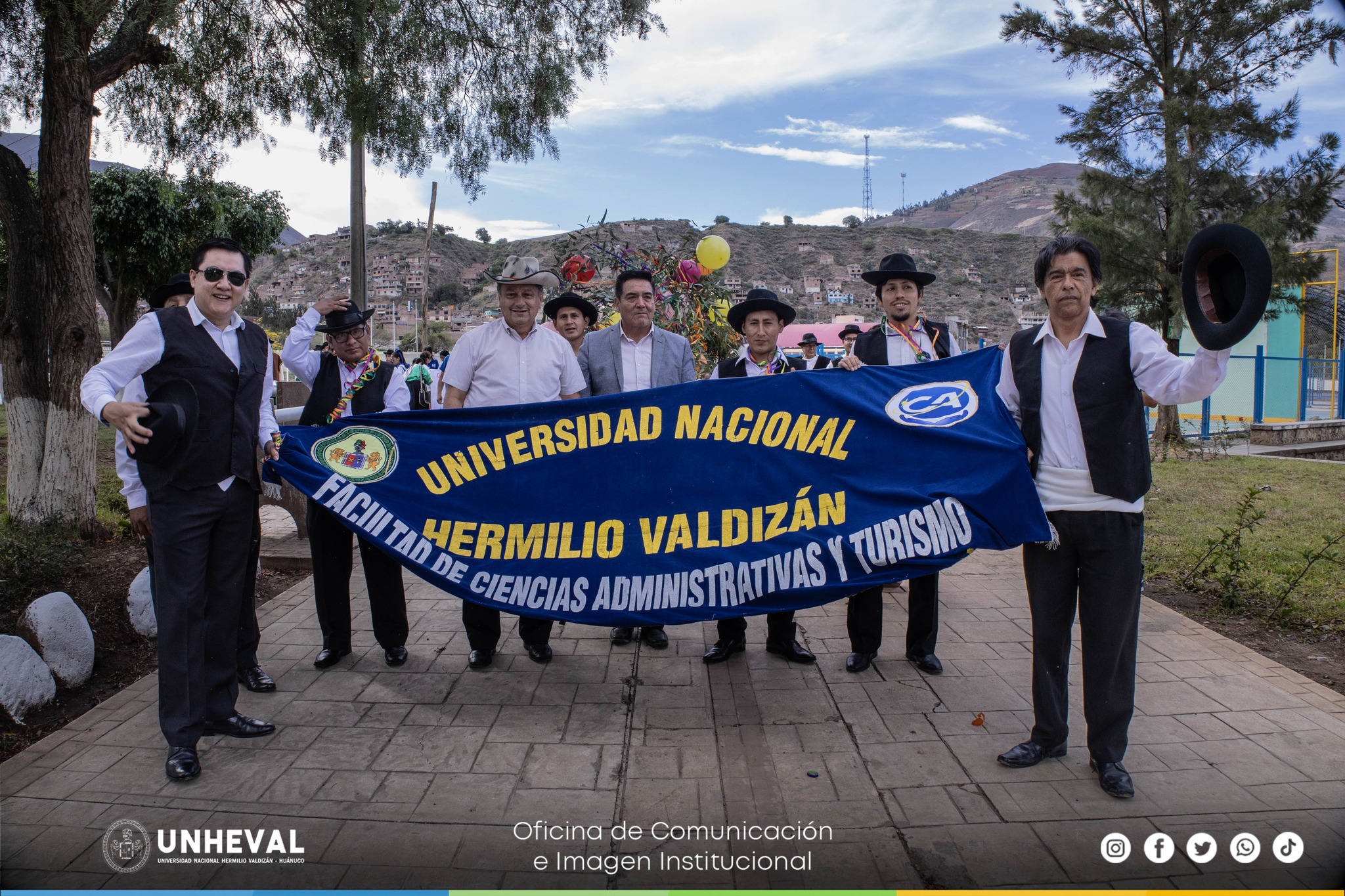 Festival de Danzas Folklóricas Regionales del personal docente y administrativo en la UNHEVAL por su 59º aniversario