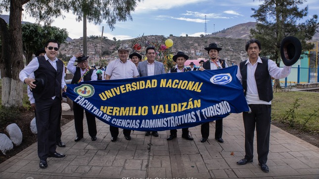 Festival de Danzas Folklóricas Regionales del personal docente y administrativo en la UNHEVAL por su 59º aniversario