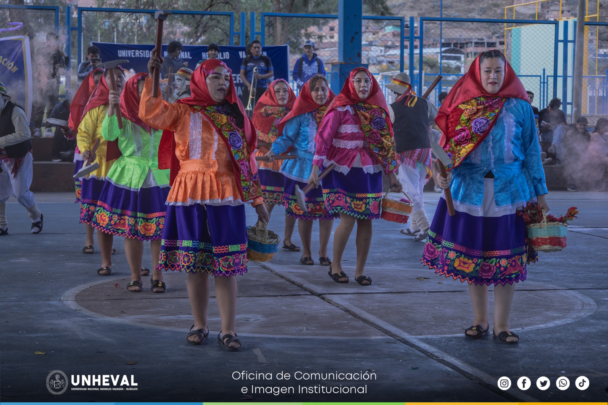 Festival de Danzas Folklóricas Regionales del personal docente y administrativo en la UNHEVAL por su 59º aniversario