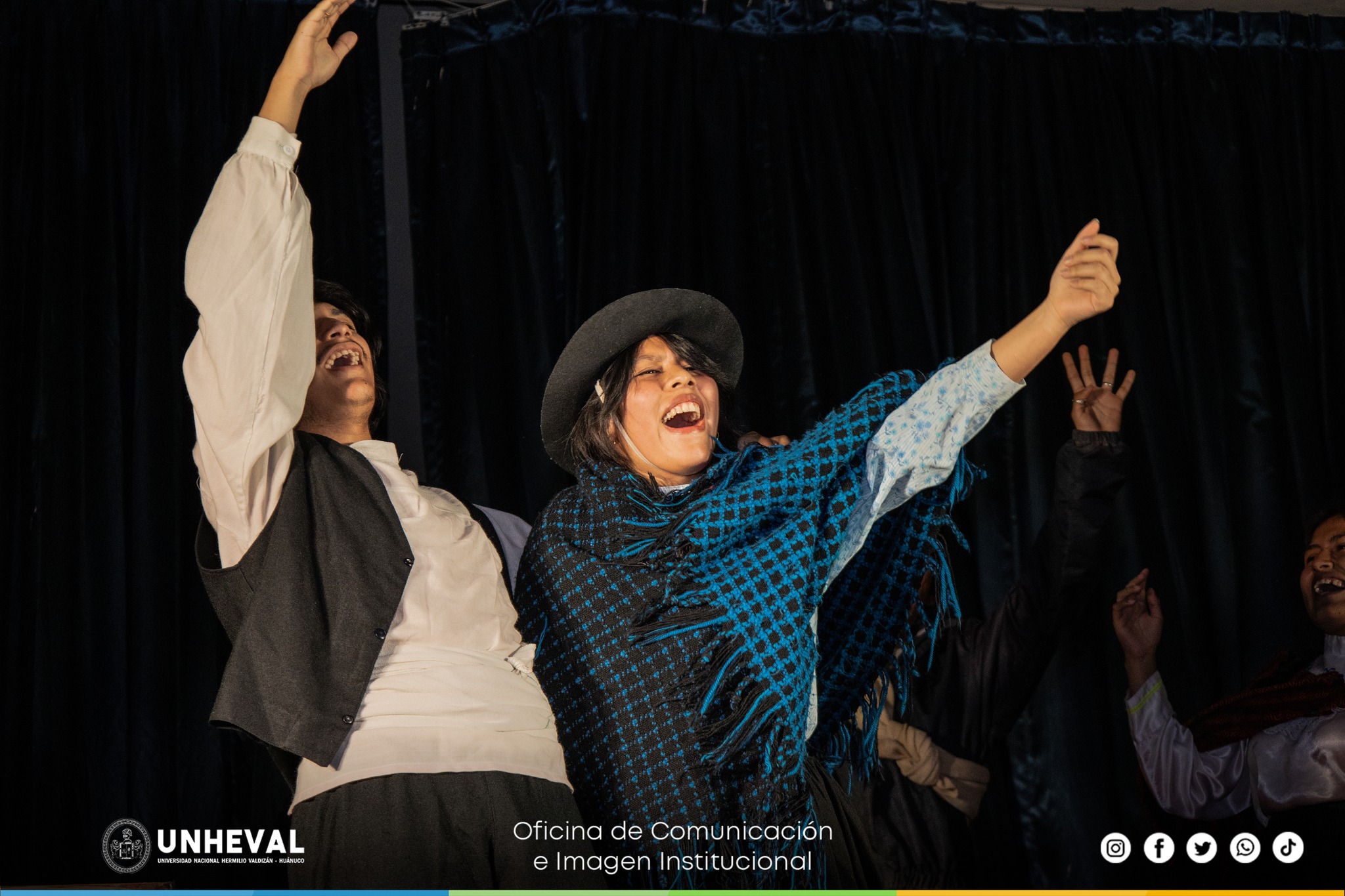 Taller de teatro de la UNHEVAL cautiva con una puesta en escena inolvidable