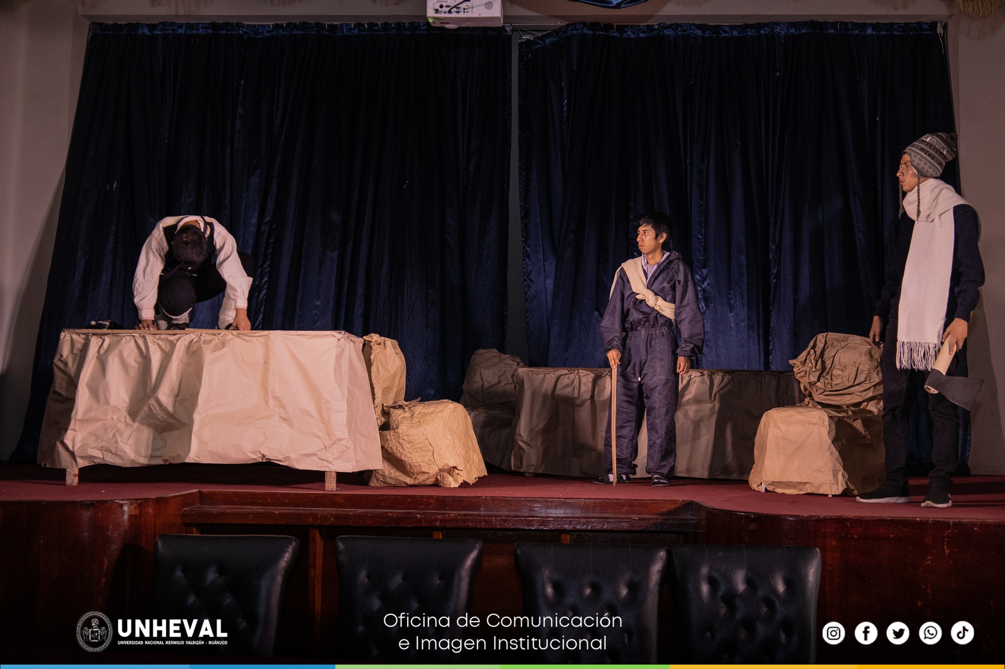 Taller de teatro de la UNHEVAL cautiva con una puesta en escena inolvidable