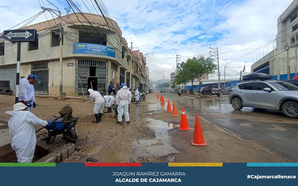 La gerencia de Desarrollo Ambiental, continúa realizando un trabajo intensivo en la descolmatación y desarenado de berma central, cunetas y canaletas en la zona sur de Cajamarca.
👉En esta oportunidad los trabajos se vienen ejecutando desde la cuadra 23 y 24 de la vía de Evitamiento Sur, como parte de los trabajos de prevención que se vienen realizando.
🚨Invocamos a todos los ciudadanos a ser más responsables y no arrojar basura en nuestras calles, teniendo en cuenta que estos residuos terminan obstruyendo y generando inundaciones