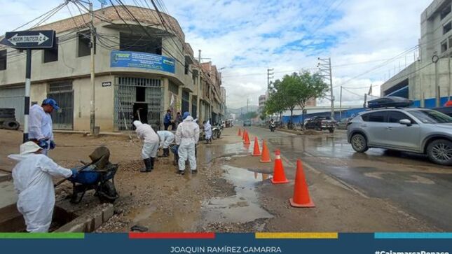 La gerencia de Desarrollo Ambiental, continúa realizando un trabajo intensivo en la descolmatación y desarenado de berma central, cunetas y canaletas en la zona sur de Cajamarca. 
👉En esta oportunidad los trabajos se vienen ejecutando desde la cuadra 23  y 24 de la vía de Evitamiento Sur, como parte de los trabajos de prevención que se vienen realizando. 
🚨Invocamos a todos los ciudadanos a ser más responsables y no arrojar basura en nuestras calles, teniendo en cuenta que estos residuos terminan obstruyendo y generando inundaciones