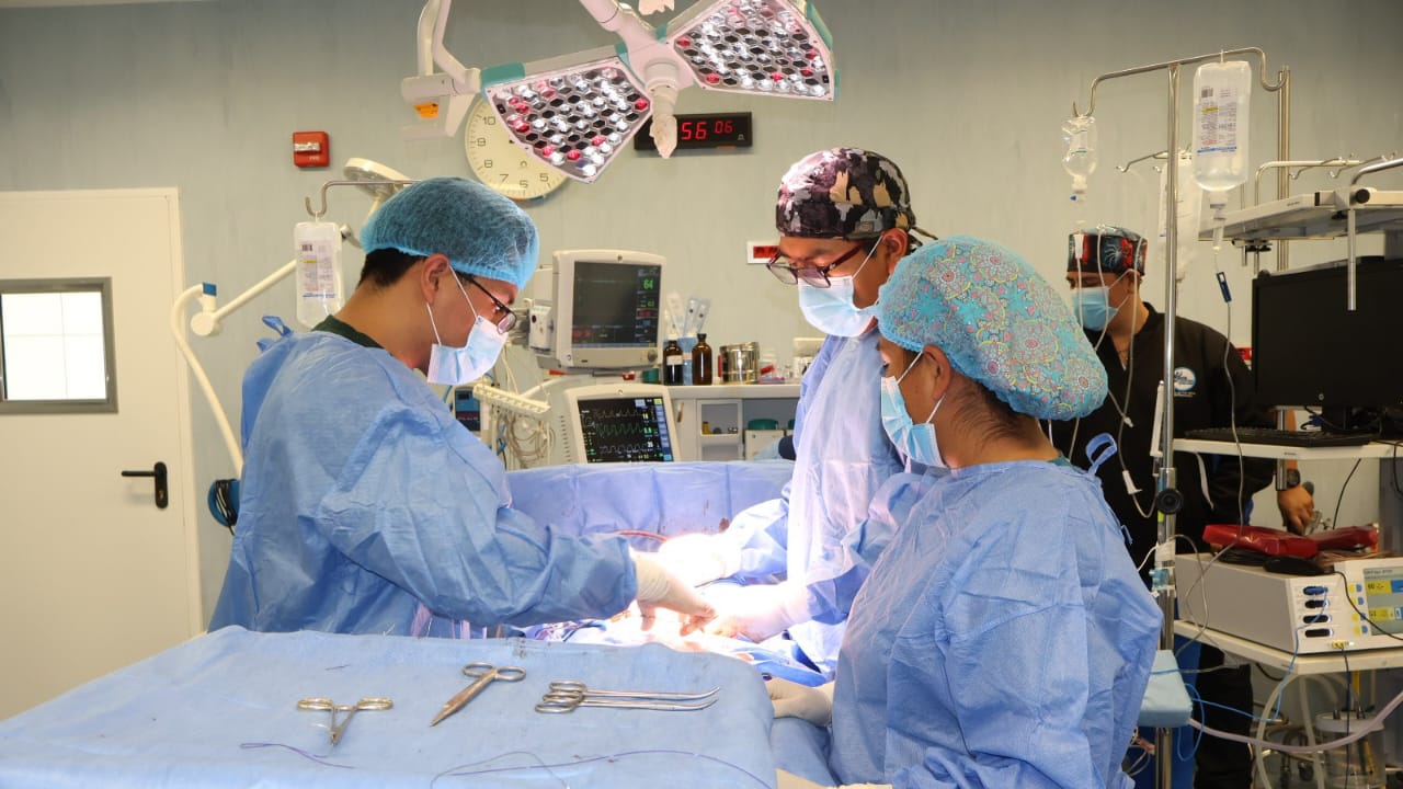 Médicos del IREN Centro reconstruyen vejiga de hombre de 79 años con parte del intestino delgado