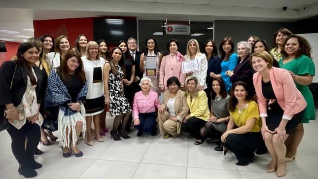 Ceremonia de reconocimiento “Peruanos y peruanas que residen en el exterior” a la Asociación de Damas Peruanas en Chile