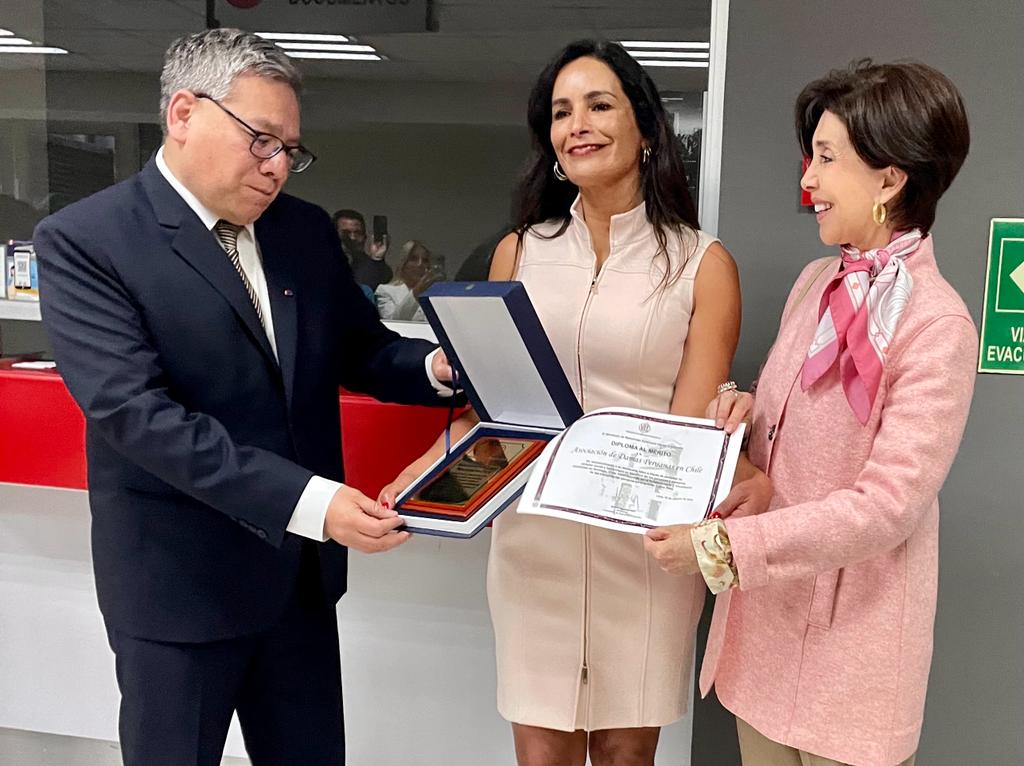 Ceremonia de reconocimiento “Peruanos y peruanas que residen en el exterior” a la Asociación de Damas Peruanas en Chile