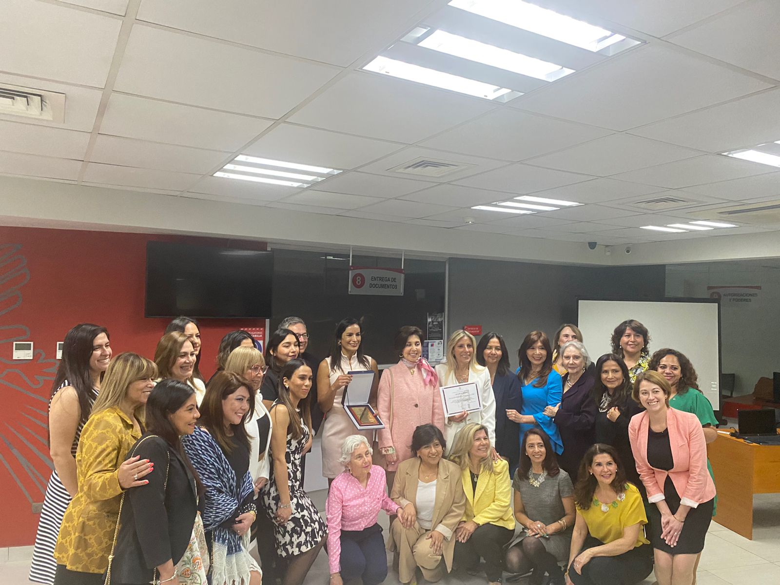 Ceremonia de reconocimiento “Peruanos y peruanas que residen en el exterior” a la Asociación de Damas Peruanas en Chile