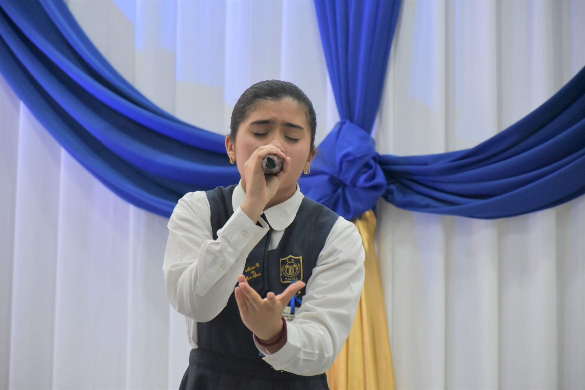 Escolares muestran talento en concurso de canto en inglés