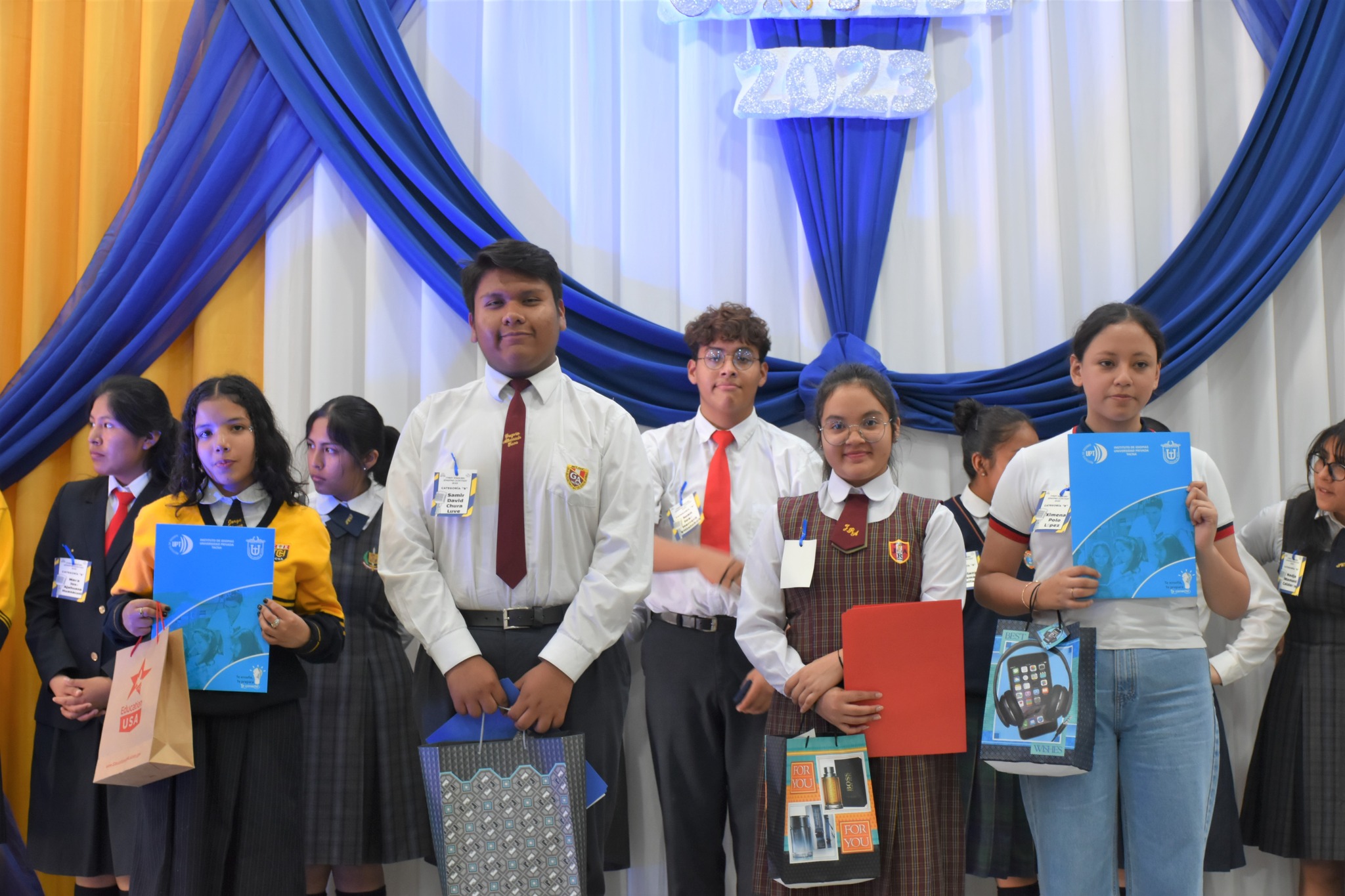 Escolares muestran talento en concurso de canto en inglés