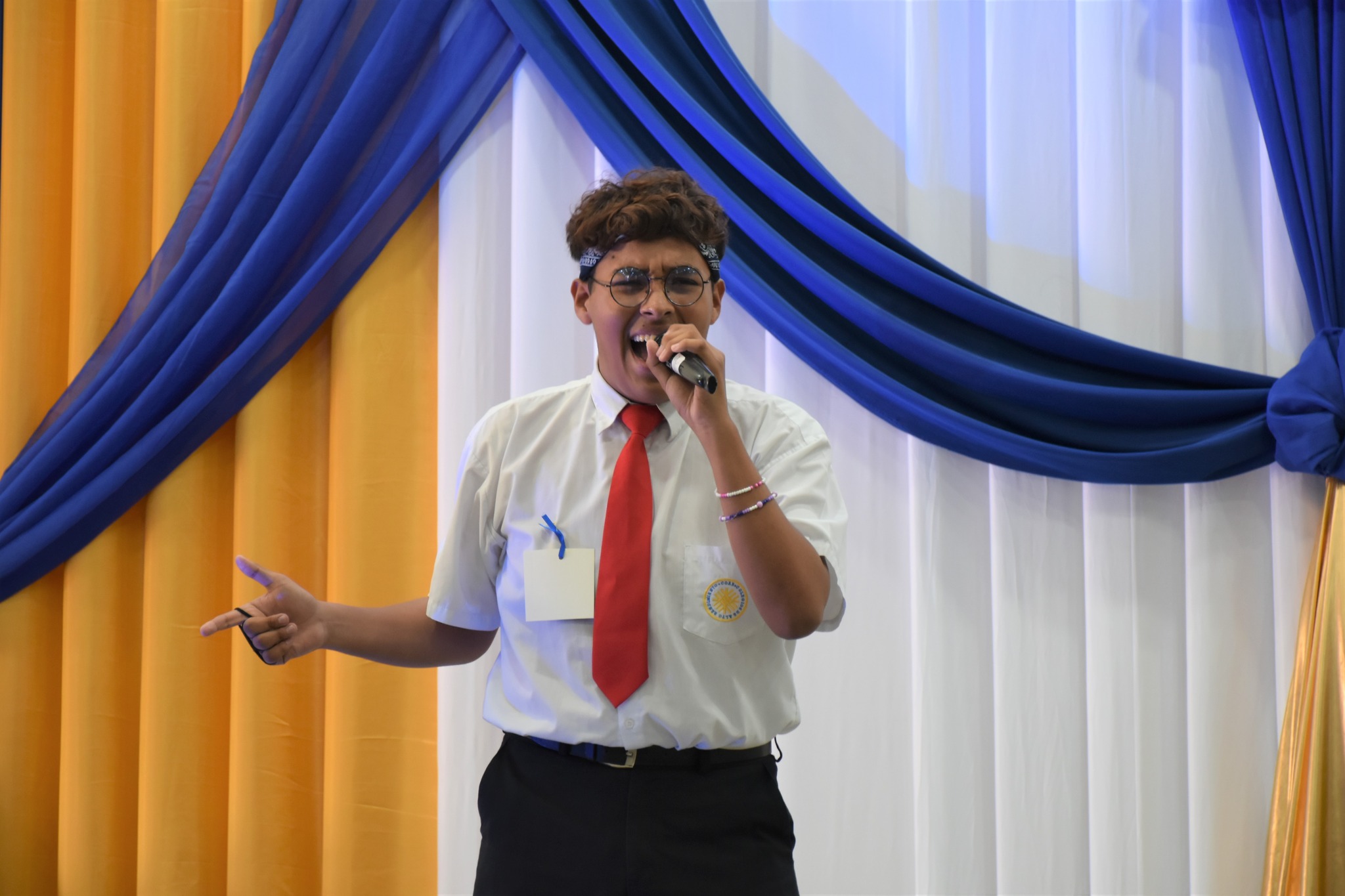 Escolares muestran talento en concurso de canto en inglés
