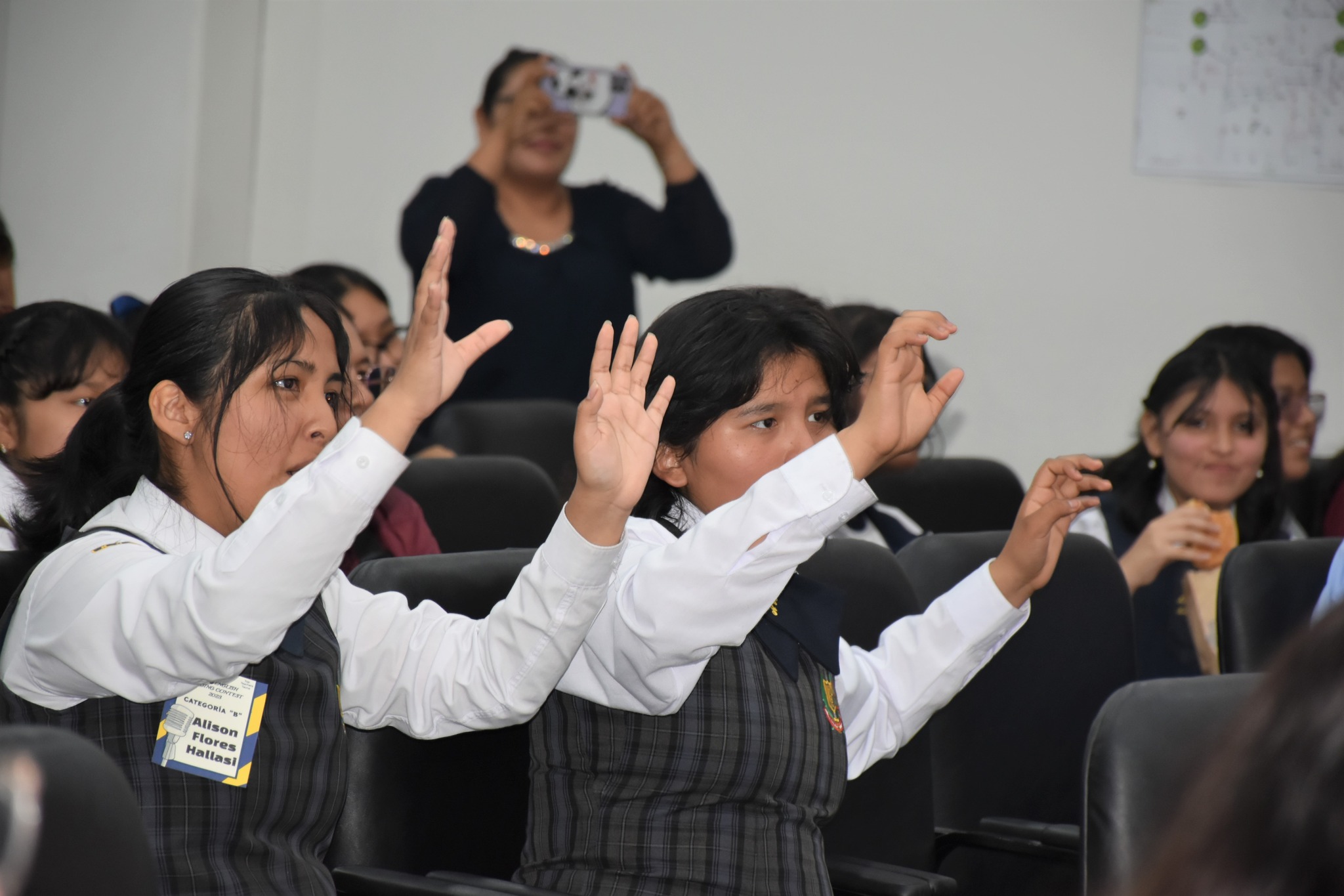 Escolares muestran talento en concurso de canto en inglés