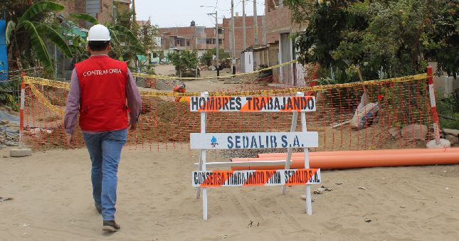 La Contraloría General advirtió a la Empresa de Servicios de Agua Potable y Alcantarillado de La Libertad S.A. (Sedalib) que la contratista que ejecuta el mantenimiento de los sistemas de redes de agua potable y alcantarillado en las provincias de Trujillo, Ascope y Chepén, por S/ 24.5 millones, está incumpliendo los plazos máximos para la atención de los problemas operacionales reportados por los usuarios tales como rupturas de tuberías, desbordes de desagüe y otros.