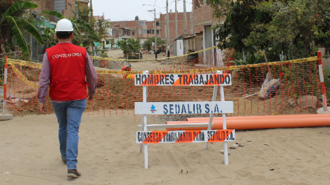 La Contraloría General advirtió a la Empresa de Servicios de Agua Potable y Alcantarillado de La Libertad S.A. (Sedalib) que la contratista que ejecuta el mantenimiento de los sistemas de redes de agua potable y alcantarillado en las provincias de Trujillo, Ascope y Chepén, por S/ 24.5 millones, está incumpliendo los plazos máximos para la atención de los problemas operacionales reportados por los usuarios tales como rupturas de tuberías, desbordes de desagüe y otros. 