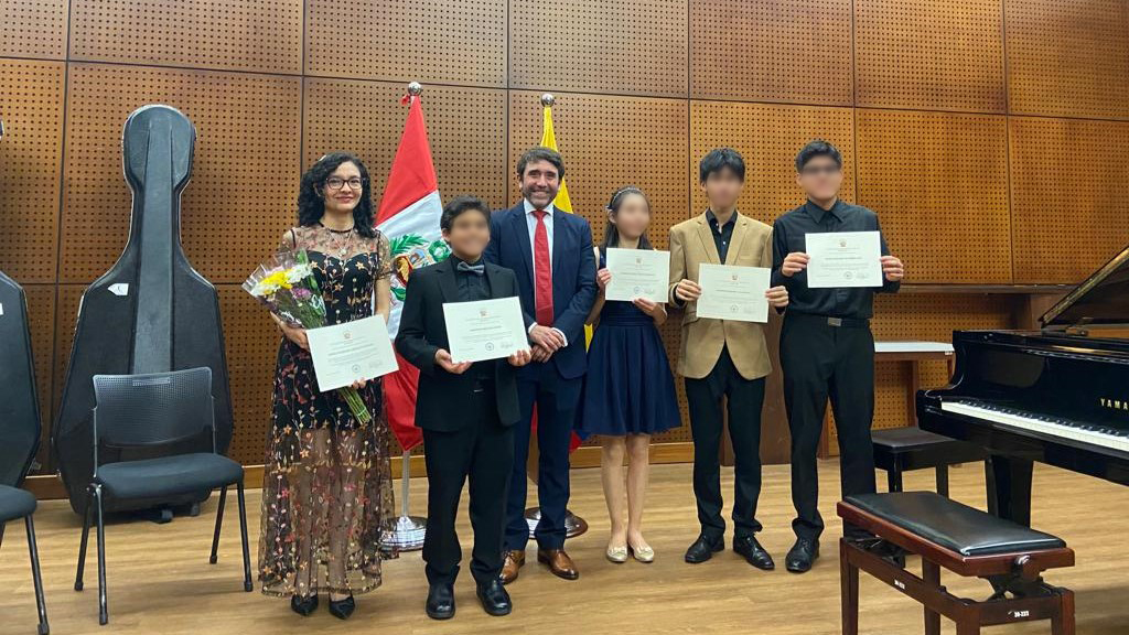 Jóvenes peruanos triunfan en concurso de piano y ofrecen recital a connacionales en Medellín