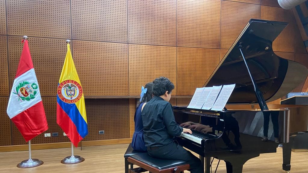 Jóvenes peruanos triunfan en concurso de piano y ofrecen recital a connacionales en Medellín