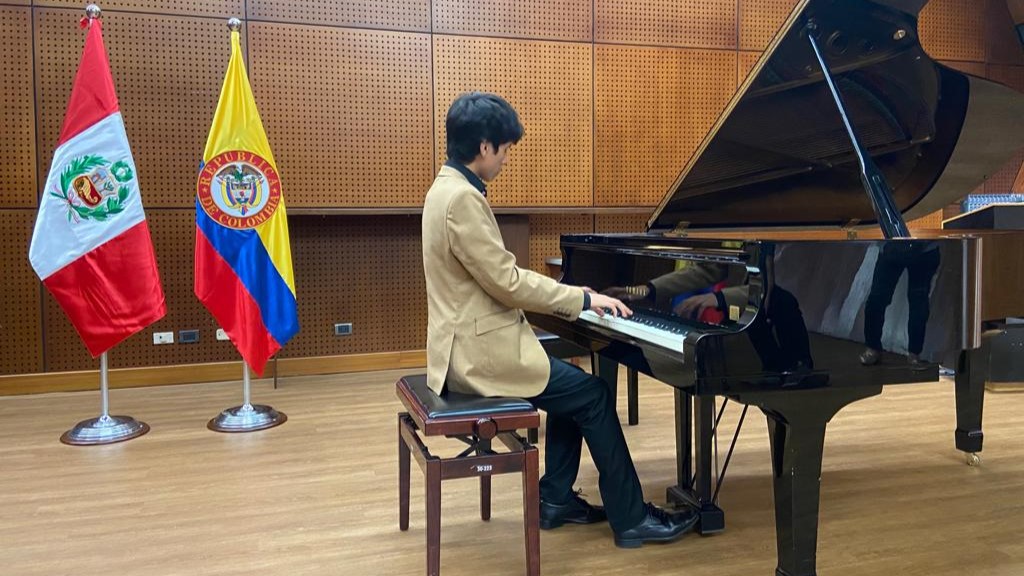 Jóvenes peruanos triunfan en concurso de piano y ofrecen recital a connacionales en Medellín