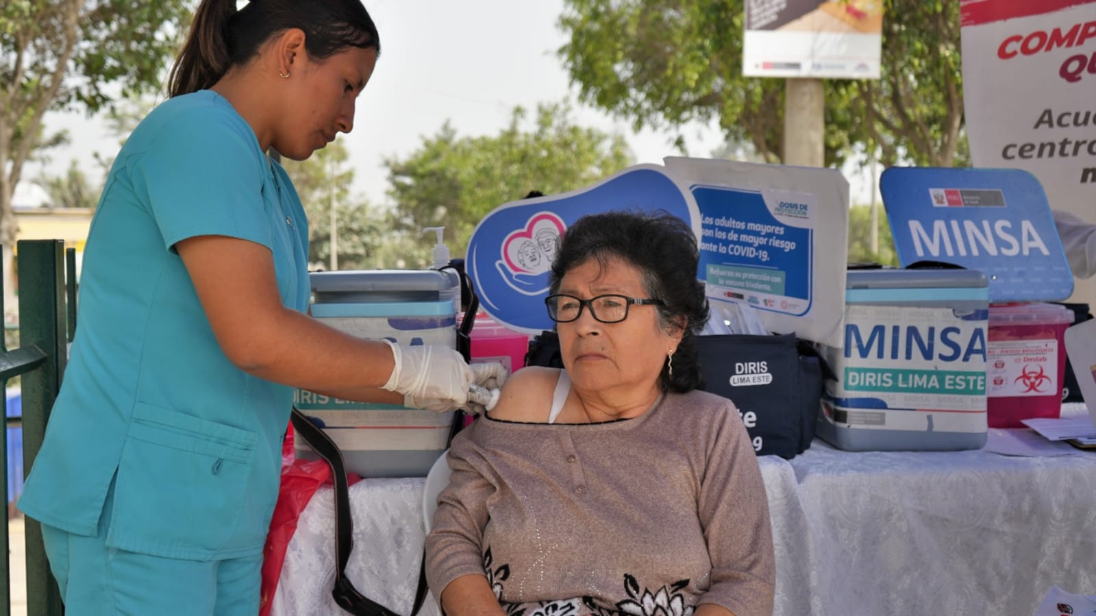 Lima este más de 56 000 adultos mayores recibieron la protección de la vacuna bivalente