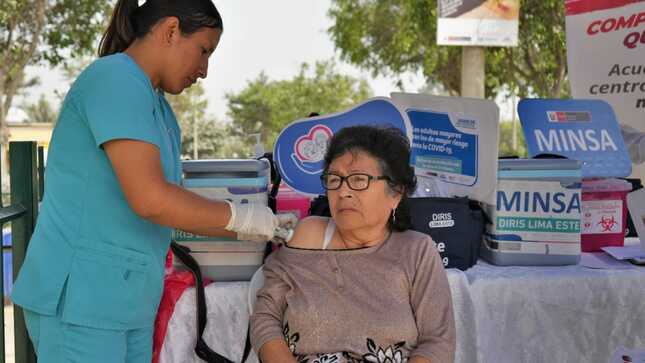 Lima este más de 56 000 adultos mayores recibieron la protección de la vacuna bivalente