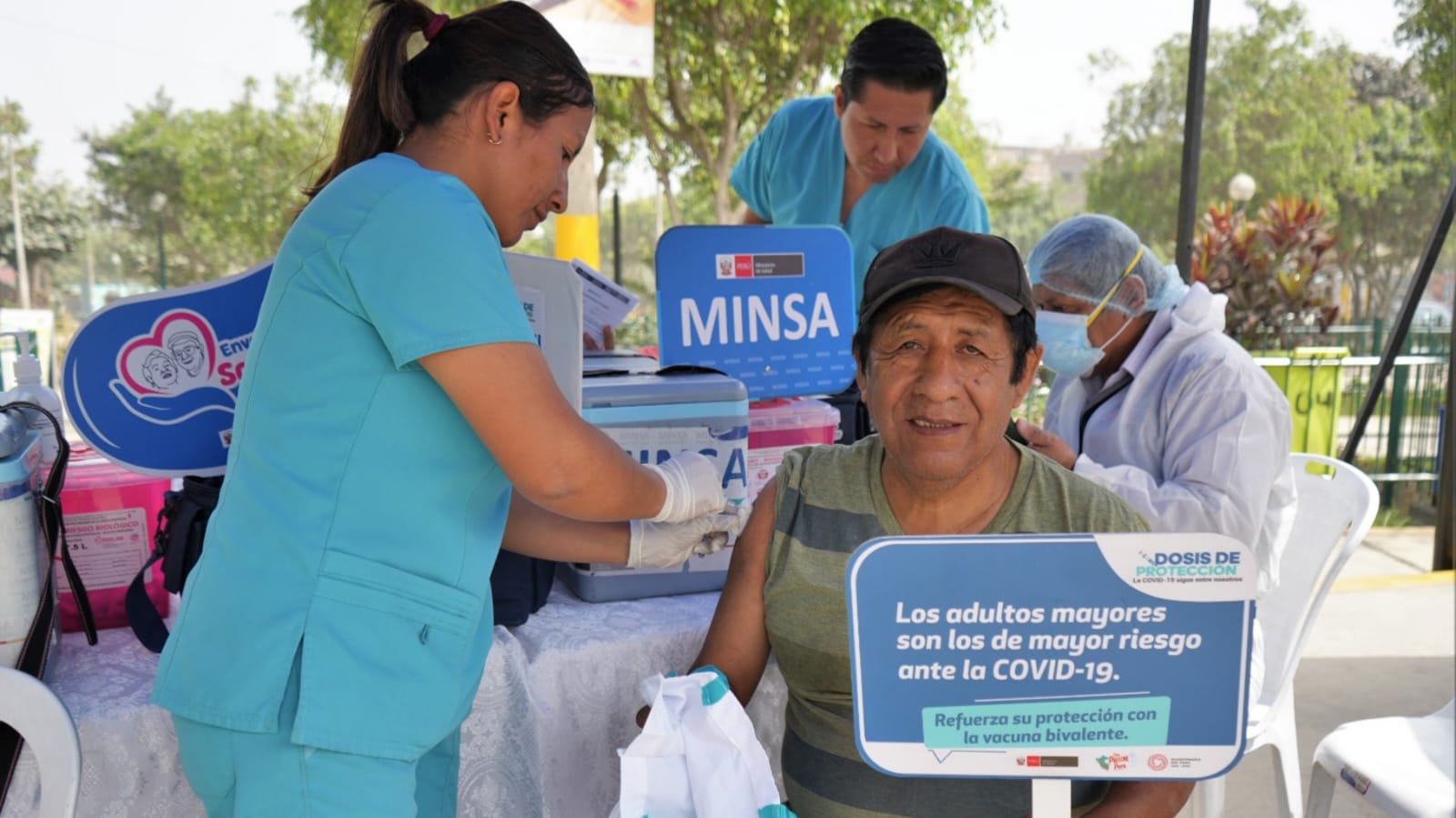 Lima este más de 56 000 adultos mayores recibieron la protección de la vacuna bivalente