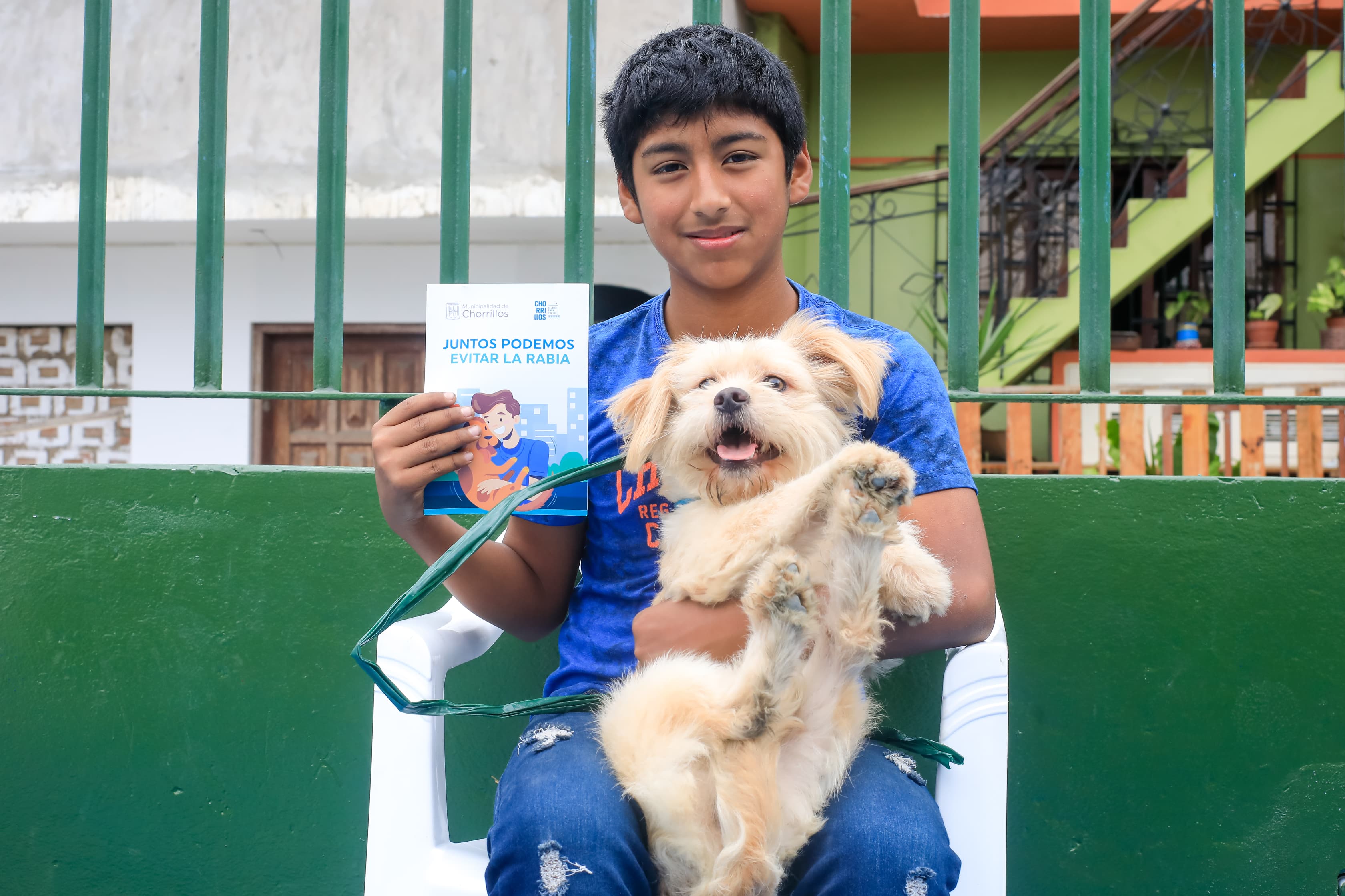 Familias y mascotas felices de participar