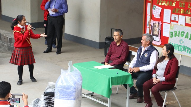 Alcalde Fernando Cárdenas entregó 100 tachos ecológicos a la I.E. Andrés de los Reyes