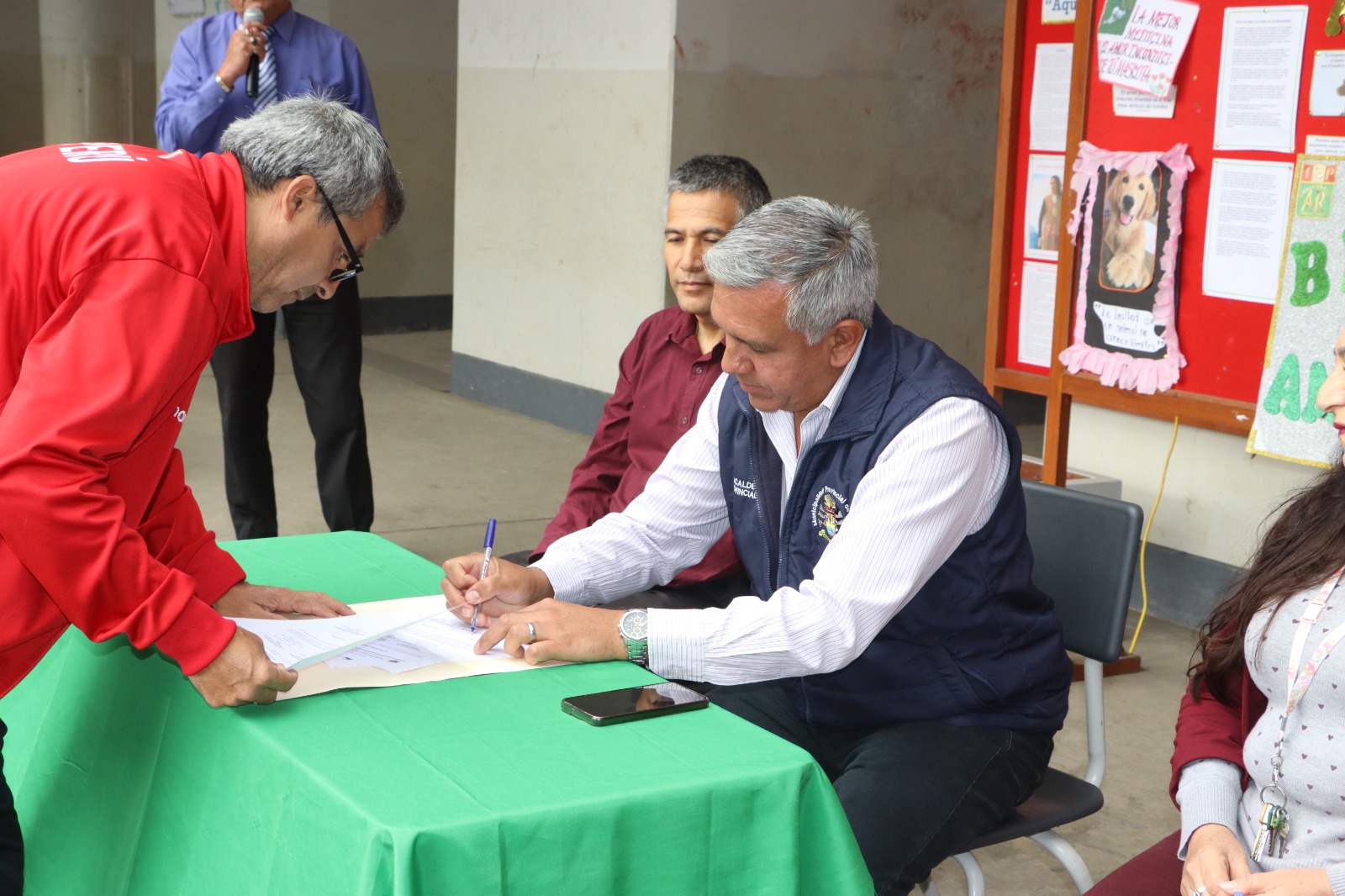 Alcalde Fernando Cárdenas entregó 100 tachos ecológicos a la I.E. Andrés de los Reyes