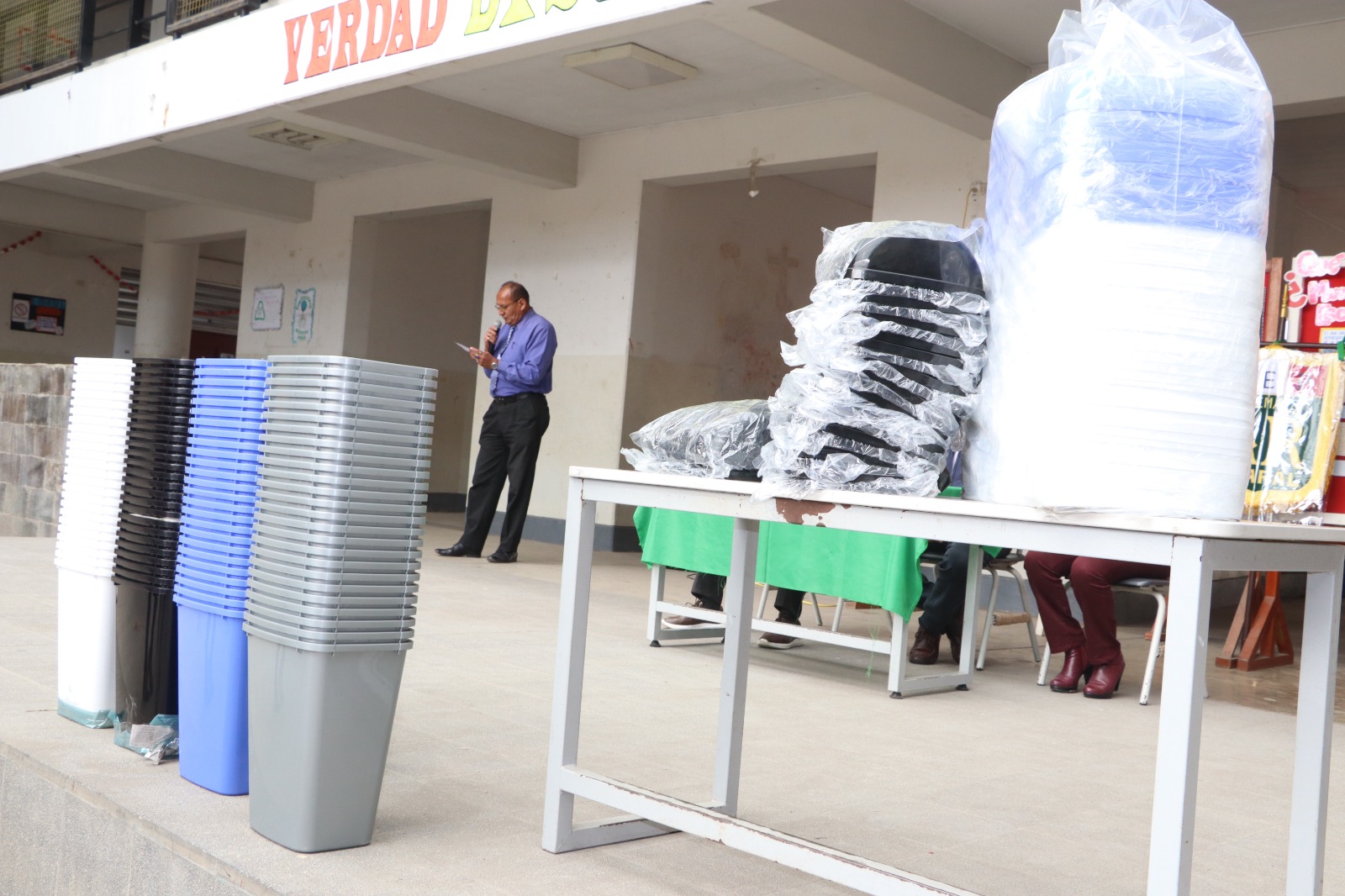 Alcalde Fernando Cárdenas entregó 100 tachos ecológicos a la I.E. Andrés de los Reyes