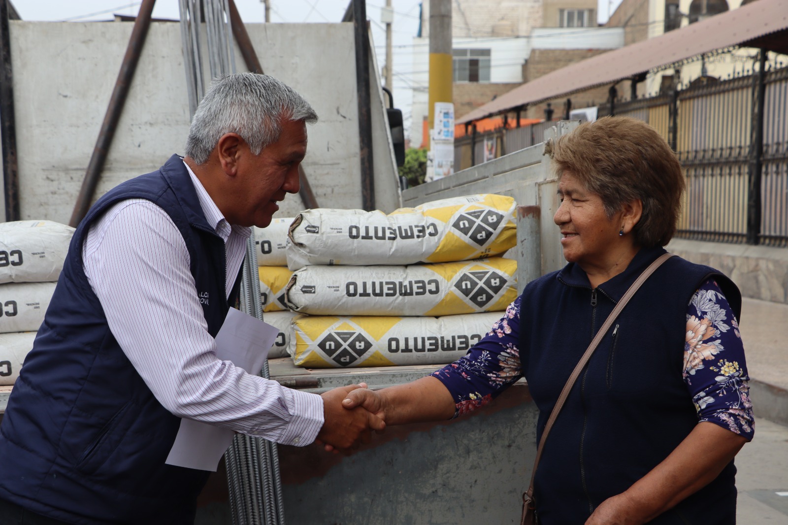 Alcalde Fernando Cárdenas entregó importante donativo para techado de comedor popular