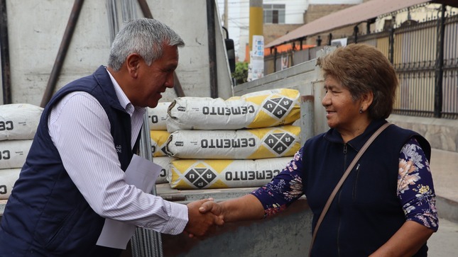 Alcalde Fernando Cárdenas entregó importante donativo para techado de comedor popular